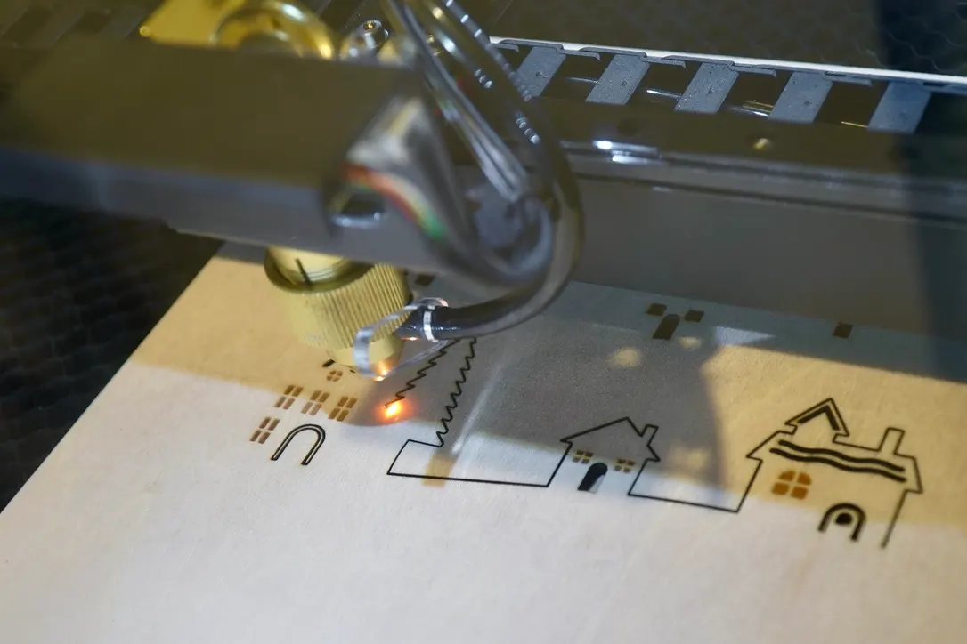 [FLUX] Ozdoby świąteczne cięte i grawerowane laserowo za pomocą FLUX