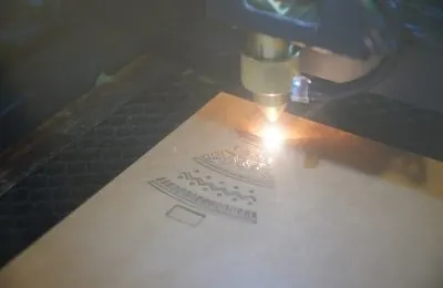 [FLUX] Ozdoby świąteczne cięte i grawerowane laserowo za pomocą FLUX