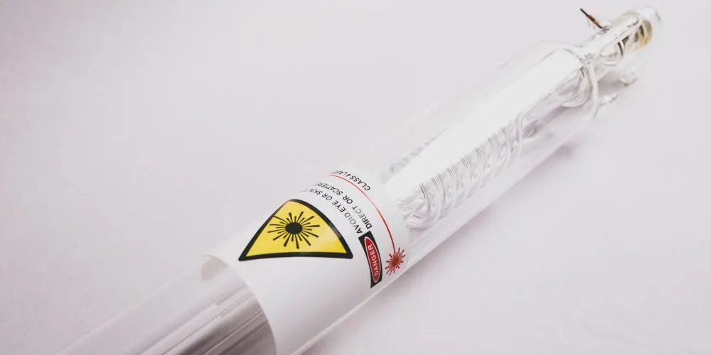 Szklana tuba lasera CO₂ ze złączami elektrycznymi i chłodzącymi
