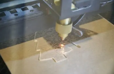 [FLUX] Ozdoby świąteczne cięte i grawerowane laserowo za pomocą FLUX