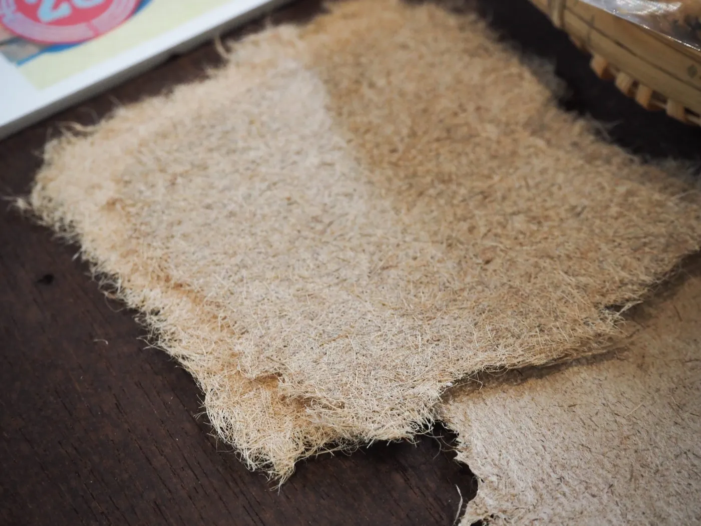 Włókniste materiały naturalne używane do wytwarzania papieru czerpanego