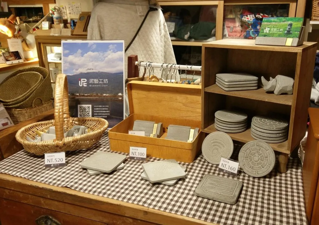 Zegary, ozdoby i drobne przedmioty Clay Workshop wystawione na sprzedaż