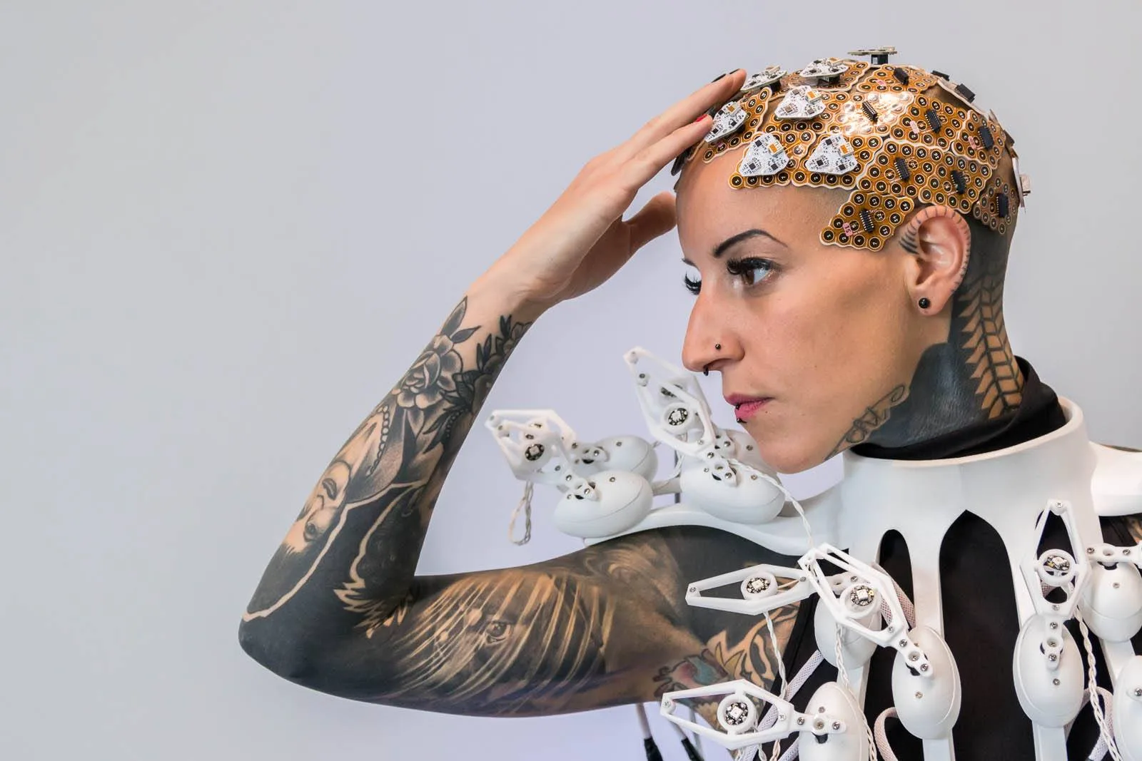Anouk Wipprecht w kreacji Pangolin dress