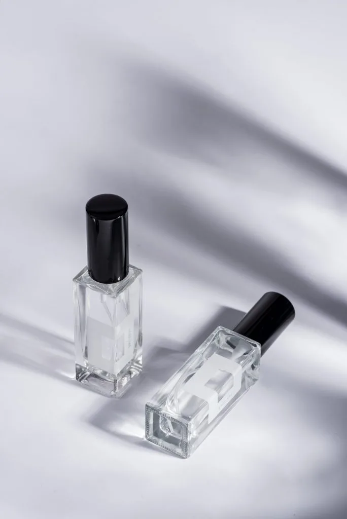 Flakon perfum odorfunder sfotografowany na jasnym tle