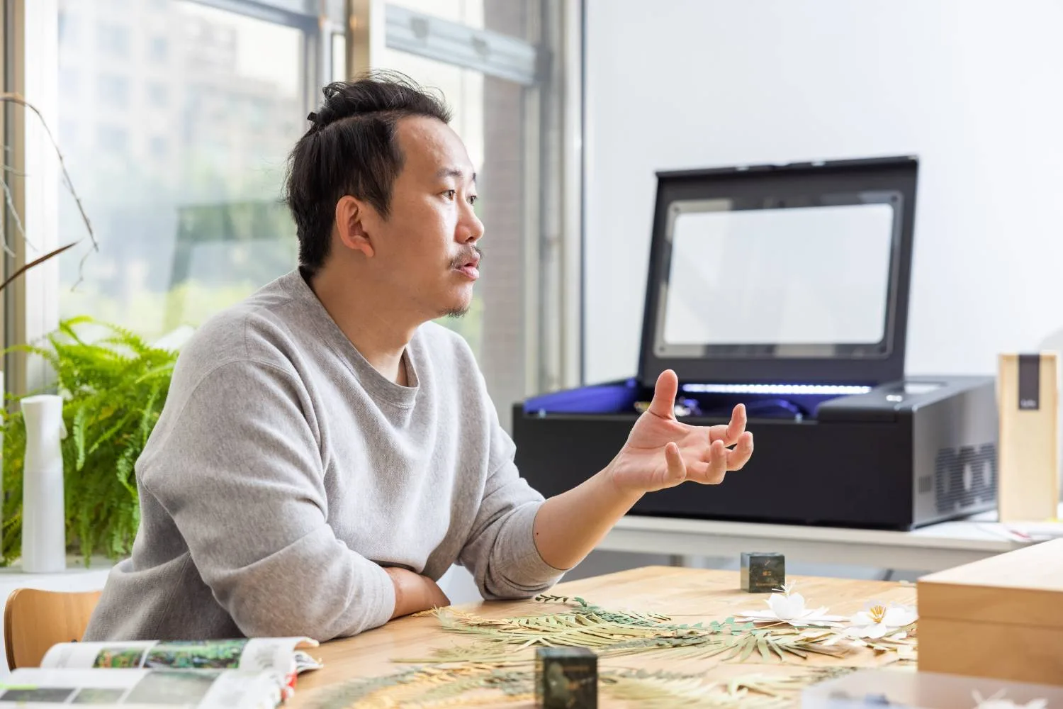 Xikai Zeng wykonujący mały model w pracowni Studio Shikai
