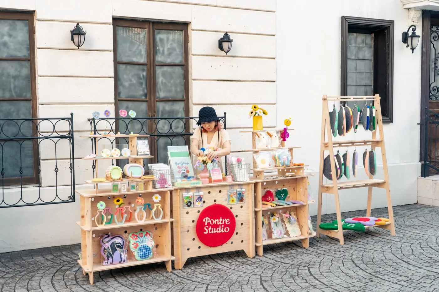 Mika Matsumoto prezentująca produkty PONTRE STUDIO na targu plenerowym