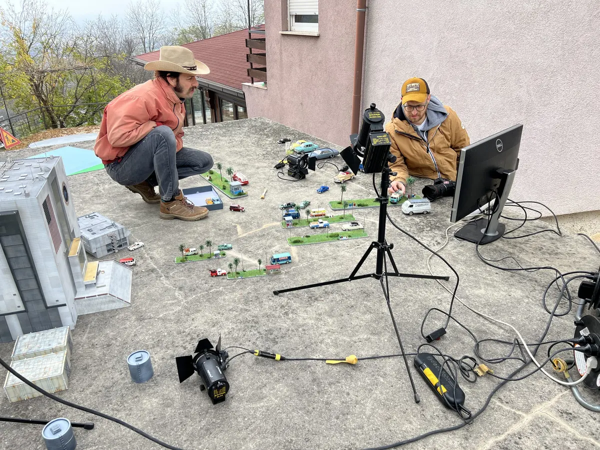 Ekipa filmu „Splashback” podczas filmowania miniaturowych budynków