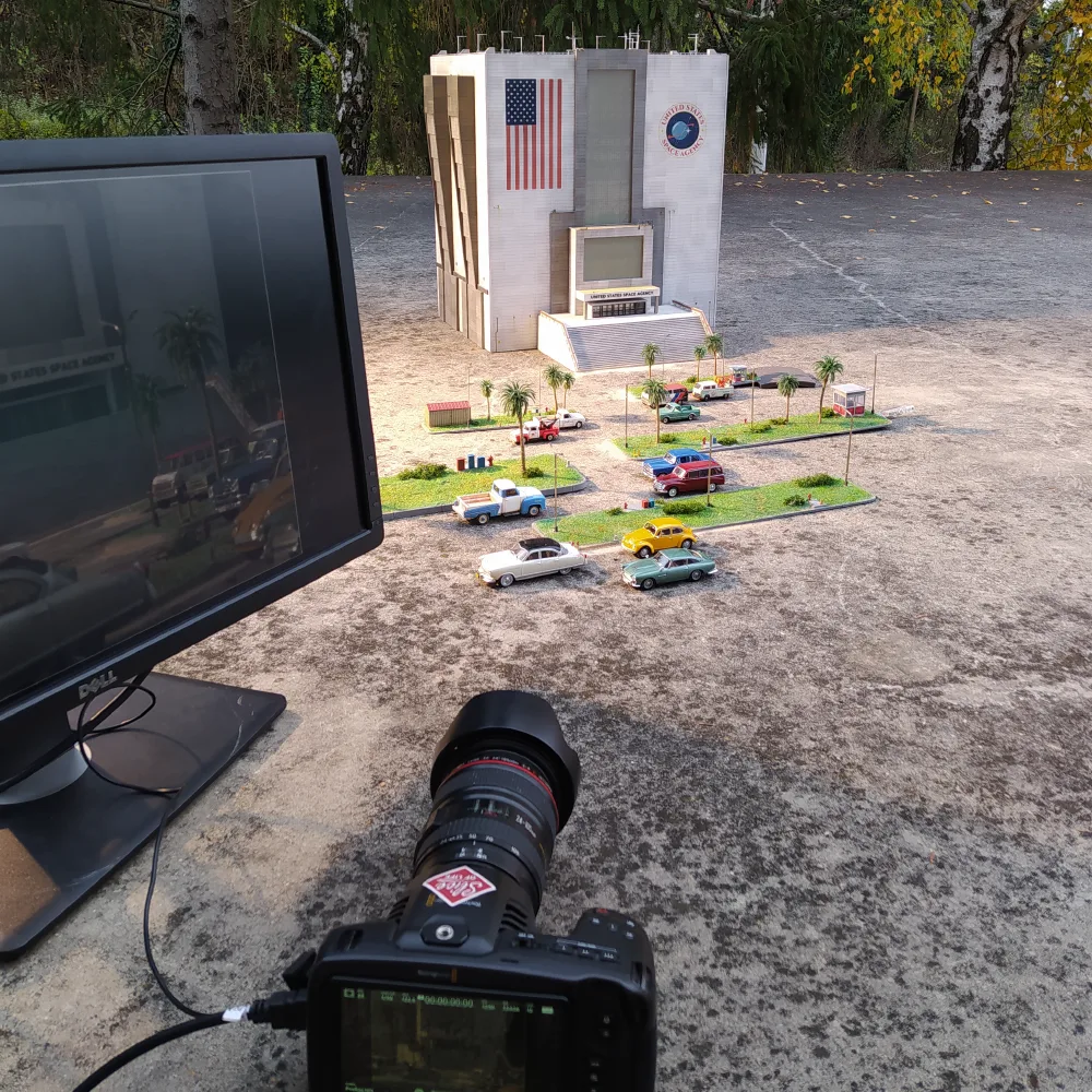 Kamera filmująca gotową miniaturową scenografię w plenerze