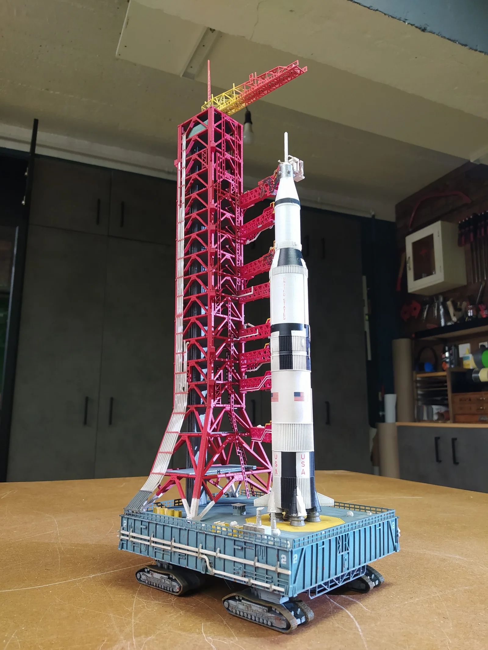 Miniatura rakiety Apollo w trakcie budowy