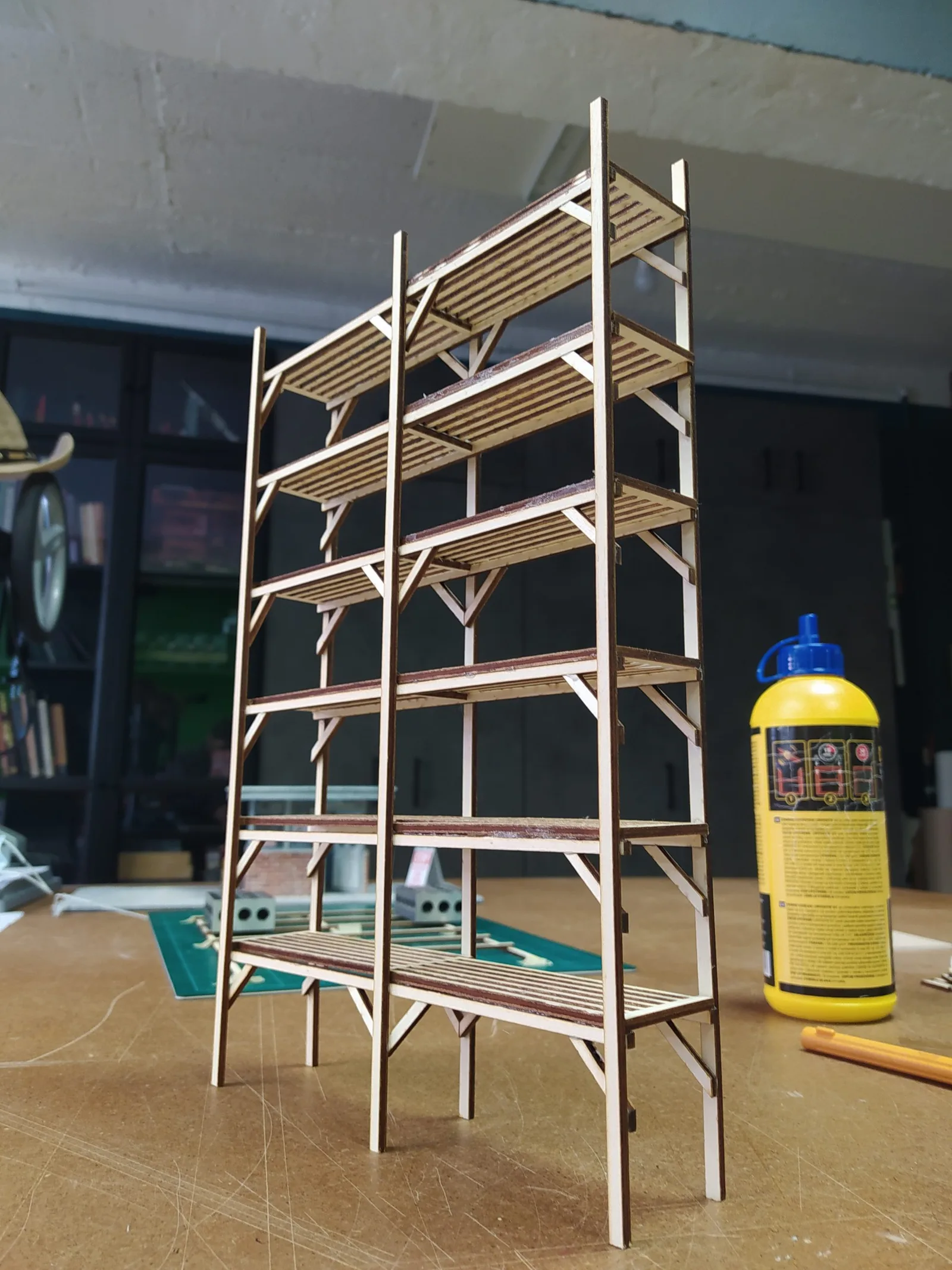 Precyzyjnie wycięty miniaturowy budynek do scenografii filmowej