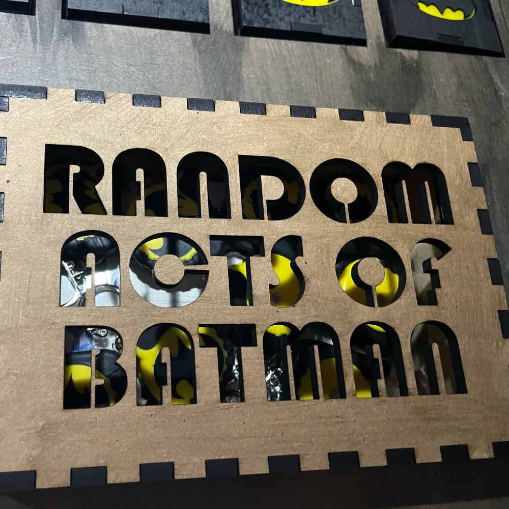 Wycięty laserowo napis Batman zamontowany na zmodyfikowanym samochodzie Kita Walkera