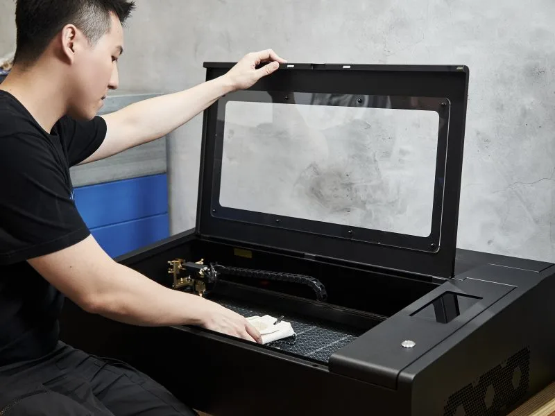 Tony Chen pracujący z wycinarką laserową Beambox Pro