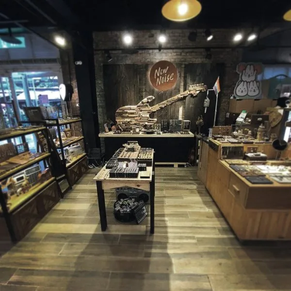 Drewniane wnętrze sklepu New Noise w Ximending