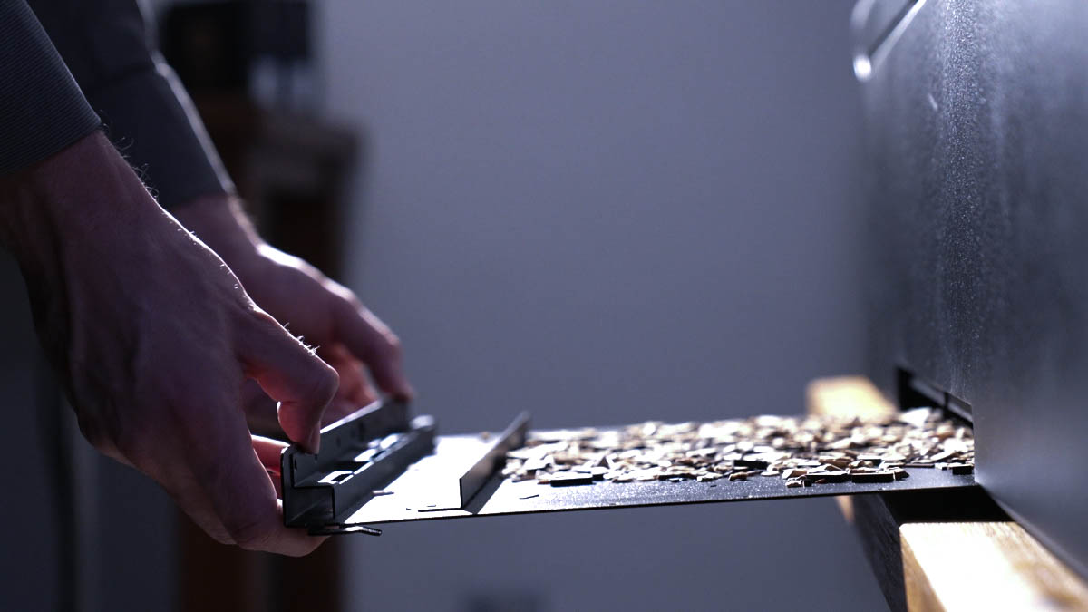 Użytkownik usuwający resztki materiału z HEXA przez wbudowaną szczelinę