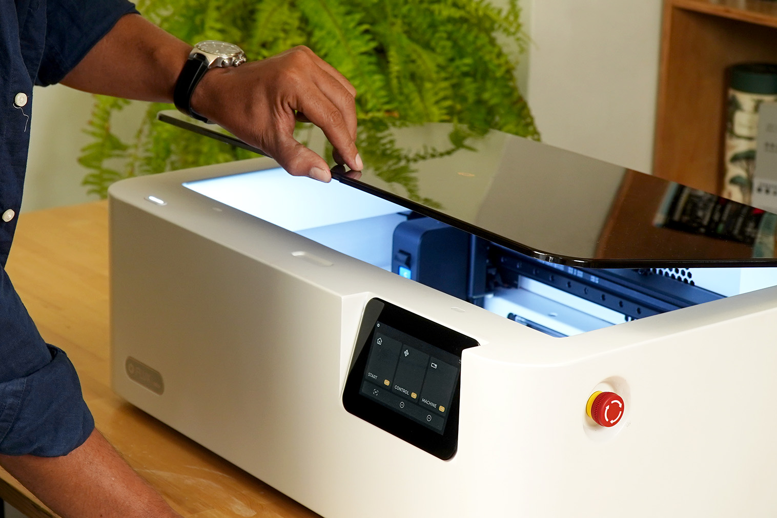 Uzavřená konstrukce a materiál bezpečný pro laser