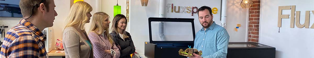 Partner FLUX představuje skupině laserovou řezačku
